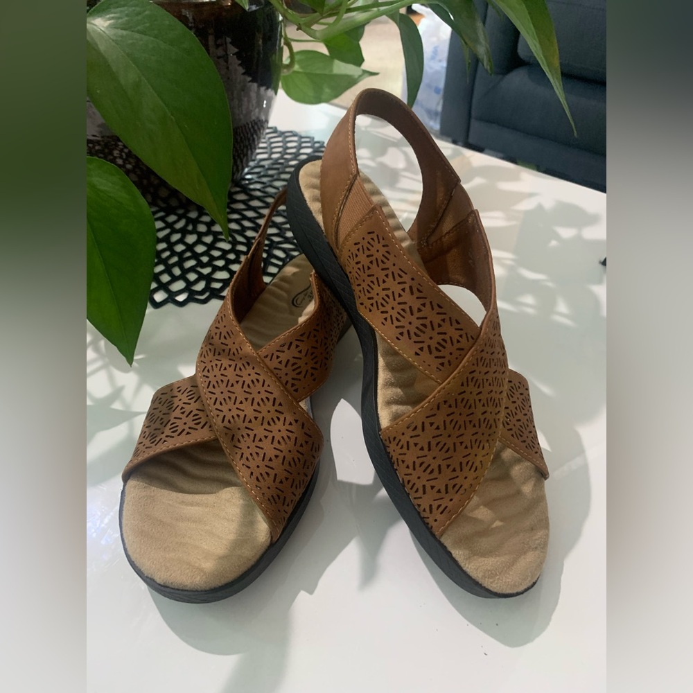 Easy Street women’s Claudia Wedge Sandal size 9, brown.